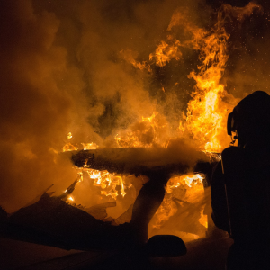 Incendie nocturne à la Chancellerie : deux voitures touchées à Bourges