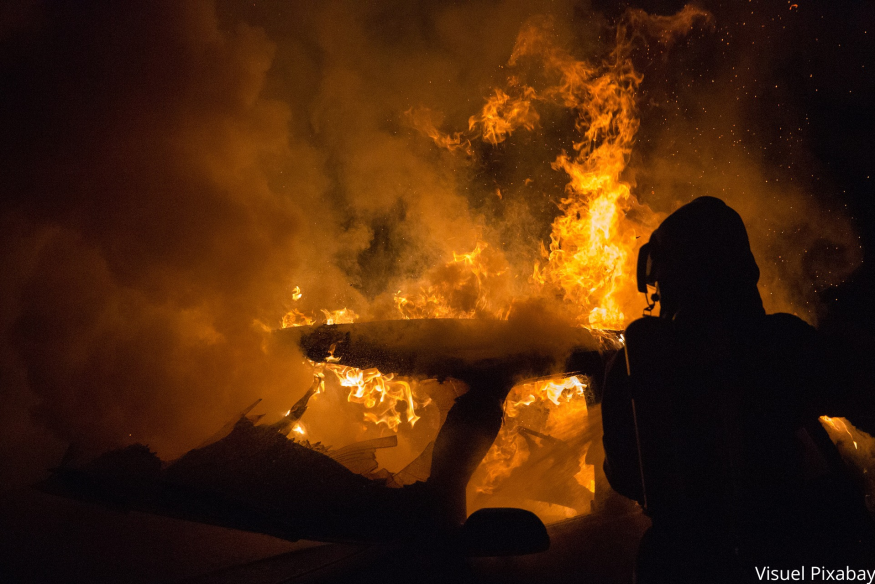 Incendie nocturne à la Chancellerie : deux voitures touchées à Bourges